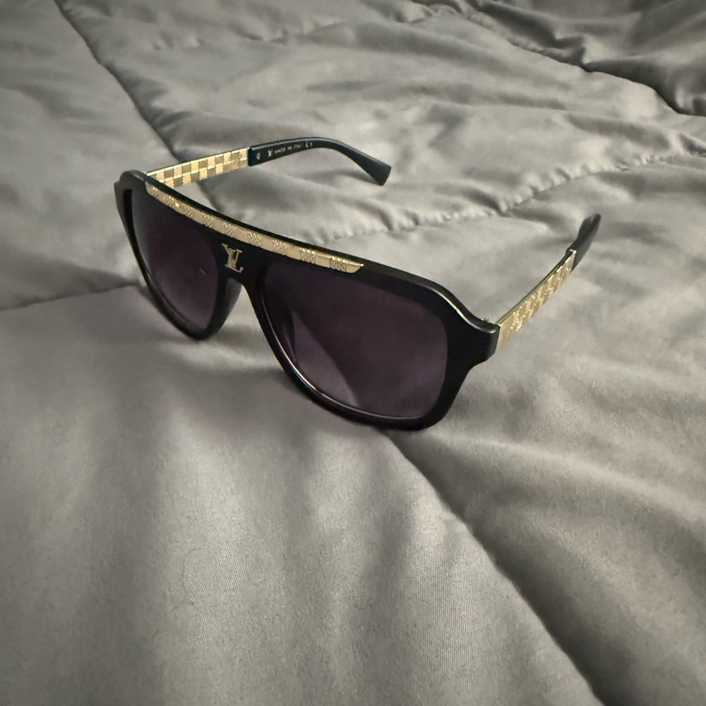 Sunglasses black and gold frame